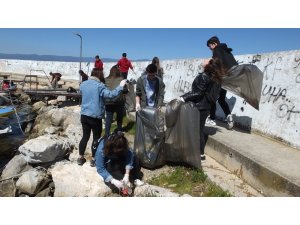 Balıkesir’de Liseli gençler sahilde çöp topladı