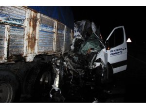 Yolcu minibüsü kamyona çarptı: 2 ölü, 10’dan fazla yaralı