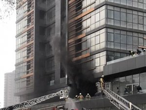 Kadıköy'de inşaat halindeki gökdelende yangın