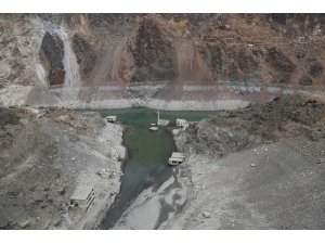 Artvin’de yağışların az olması ile baraj suları çekildi asırlık köy ortaya çıktı