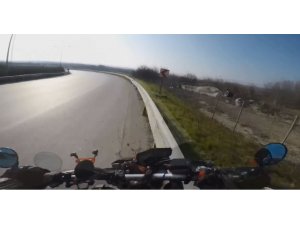 Virajı alamayan motosiklet sürücüsü bariyerlere çarptı