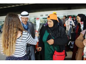 İsrailli ve Filistinli turistleri karanfillerle karşıladılar