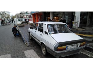 Yaya geçidine park edilen araçlar polisten kaçamıyor