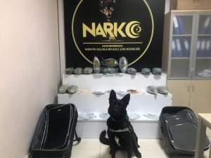 Kahramanmaraş polisi valizlere gizlenmiş 15 kilo uyuşturucu ele geçirdi