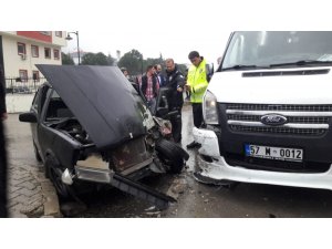 Sinop’ta okul servisi ile otomobil çarpıştı: 2 yaralı