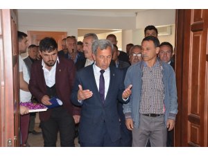 Günyüzü Belediye Başkanı Menderes Durgut mazbatasını aldı