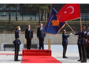 Bakan Akar, Kosova’da askeri törenle karşılandı