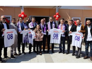 Beşiktaş Kulübü Başkanı Fikret Orman memleketi Hopa’da anaokulu açılışına katıldı