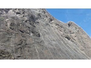 Yusufeli’nde kaya düşmelerine çelik hasırlı önlem