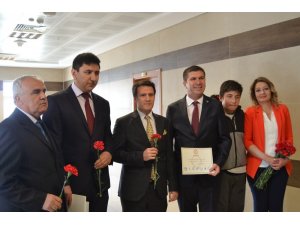 Burdur Belediye Başkanı Ali Orkun Ercengiz mazbatasını aldı