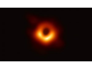 Amerika Birleşik Devletleri Ulusal Bilim Vakfı öncülüğündeki astrofizikçiler, ilk kara delik fotoğrafını yayınladı.
