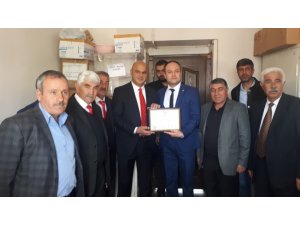 Tuzluca Belediye Başkanı Ahmet Sait Sadrettin Türkan mazbatasını aldı
