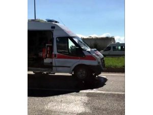 Erken doğan bebeği taşıyan ambulans otomobile çarptı