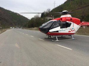 Ambulans helikopter trafik kazası sonrası yaralıyı karayoluna inerek aldı