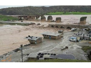 İran’daki sel felaketinde 730 tarihi yapı zarar gördü