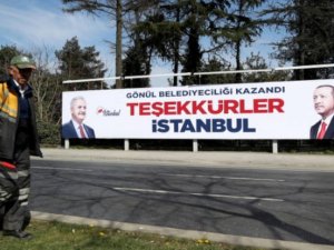 AKP’nin İstanbul’da astırdığı teşekkür pankartları sökülüyor