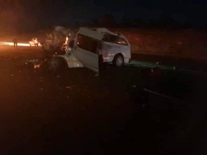 Güney Afrika’da minibüs kamyonete çarptı: 10 ölü