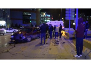 Kavşakta iki otomobil çarpıştı: 4 yaralı