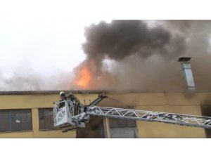 Başakşehir İŞDÖK Sanayi Sitesi’nde bir iş yerinde yangın çıktı. Kısa sürede büyüyen yangın bir diğer iş yerine de sıçradı. Olay yerine çok sayıda itfaiye ekibi sevk edildi. İtfaiyenin yangına müdahalesi sürüyor
