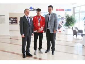 İhlas Koleji’nden Furkan Taş, Zafer Kupası’nda şampiyon oldu