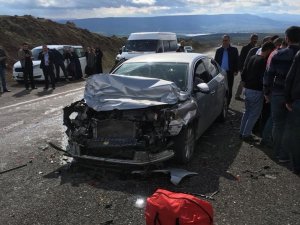 Otomobil Tıra çarptı: 3 yaralı