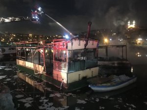 Haliç’te kafe olarak kullanılan 2 teknede yangın