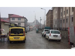Kışın çetin geçtiği Karlıova’da kar yağışı