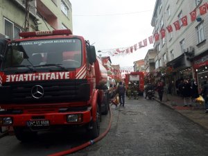 Beyoğlu’nda 4 katlı binanın çatısında korkutan yangın
