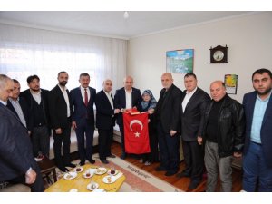 Başkan Bıyık, şehit ailelerine Türk bayrağı hediye etti