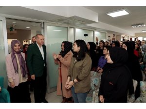 Cumhurbaşkanı Erdoğan’dan kız yurduna ziyaret