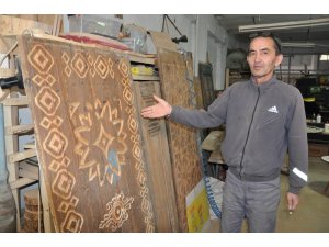 Eski ev kapıları, masa ve yatak başlığı oluyor