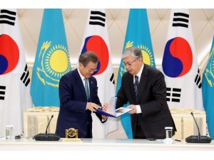 Güney Kore Devlet Başkanı Moon, Kazakistan Cumhurbaşkanı Tokayev ile bir arada