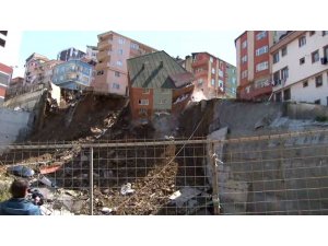 Kağıthane Yahya Kemal Mahallesi Akkaya Sokak’ta toprak kaymasının yaşandığı alanda 1 bina çöktü.