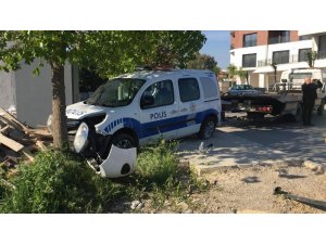 Servis minibüsü polis aracına çarptı: 1 ölü, 2’si polis 3 yaralı