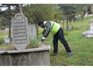 Bozüyük Belediyesi’nden mezarlıkta temizlik çalışmaları