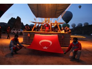 Kapadokya’da balonlar 23 Nisan için Türk bayraklarıyla havalandı