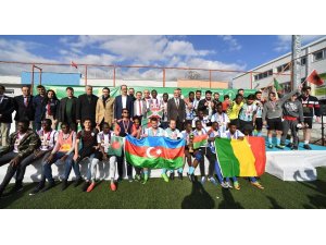 Konya’da uluslararası futbol ve masa tenisi turnuvasının ödülleri verildi