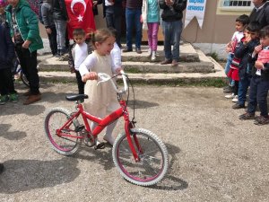 Eski bisikletleri onarıp köy öğrencilerine hediye ettiler