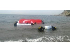 Guinness rekortmeni Karabay, su altında dev Türk bayrağı açtı