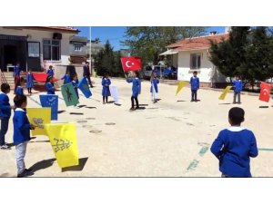 Öğrencilerden Türk devletleri koreografisi