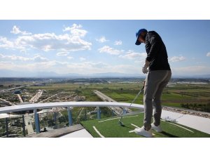 114 metrelik kulenin zirvesinde golf oynadılar