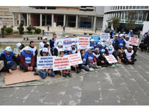 Bolu Belediyesi’nde işten çıkarılan işçiler oturma eylemi yaptı