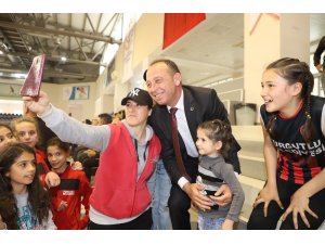 Başkan Akın’dan küçük basketbolculara destek