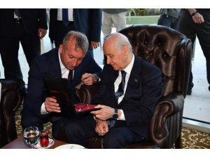 Başkan Aydın, MHP lideri Bahçeli’ye Sanat-ı Tesbih hediye etti