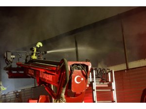 Kumaş katlama fabrikası alev alev yandı