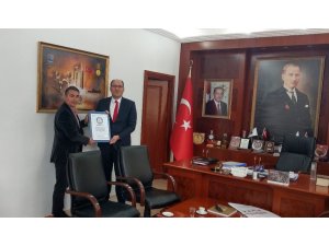 Cem Karabay, Dünya Rekoruna ait sertifikaları hediye etti