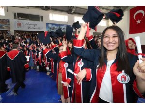 Fen-Edebiyat ve Sağlık Bilimleri Fakültelerinde mezuniyet sevinci