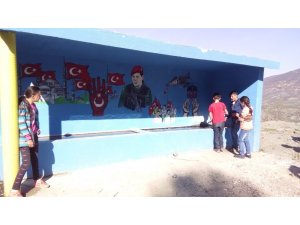 Köylerinin girişine Türk bayrağı diktiler