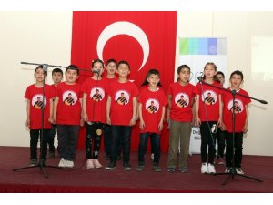 Çal’da öğrenci korosunun seslendirdiği Türküler mest etti