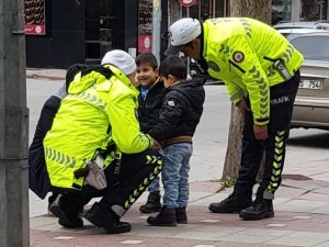 Çocukların polis sevgisi görenleri duygulandırdı